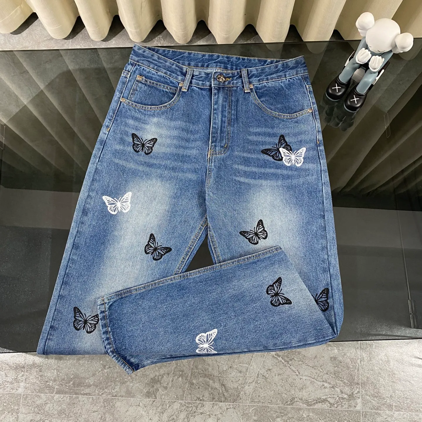 P230 Chrome Hearts 2025 new rare three-color butterfly print couple's washed loose jeans. High version, high version, top ceiling quality. Styles with different washed textures, very friendly to people with thin legs and thick legs. The straight version is very flattering to the leg shape. Moderate length that never goes out of style, easy to match with casual, basic styling for various styles, a must-have in the wardrobe! The fabric is stiff but also makes the upper body soft without losing texture. The washing process is even more perfect. It is a must-have item for everyone! ! ! Washed wheat, hang tag, pants label, three labels complete Color: blue Size: 28, 30, 32, 34